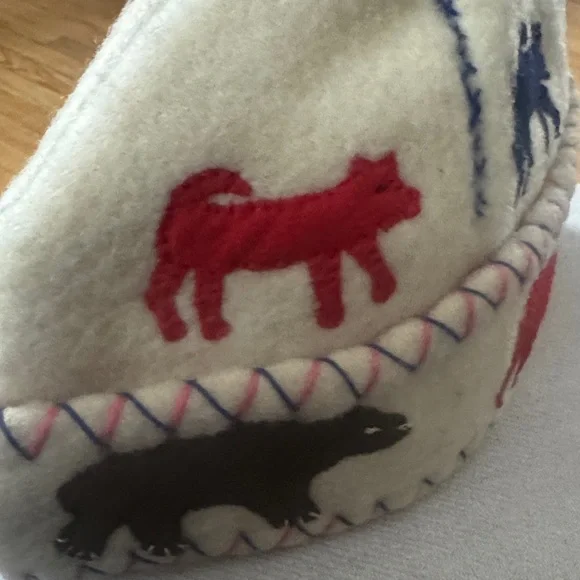 Cozy Hat with Bear Motif in Cream, Red, and Black - Picture 2 of 6